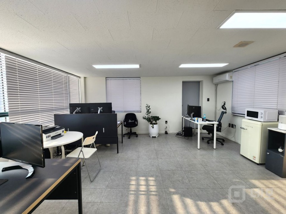 테라스, 주차, 엘리베이터, 채광 갖춘 화이트톤 소형 공간 L 매물의 1번째 사진