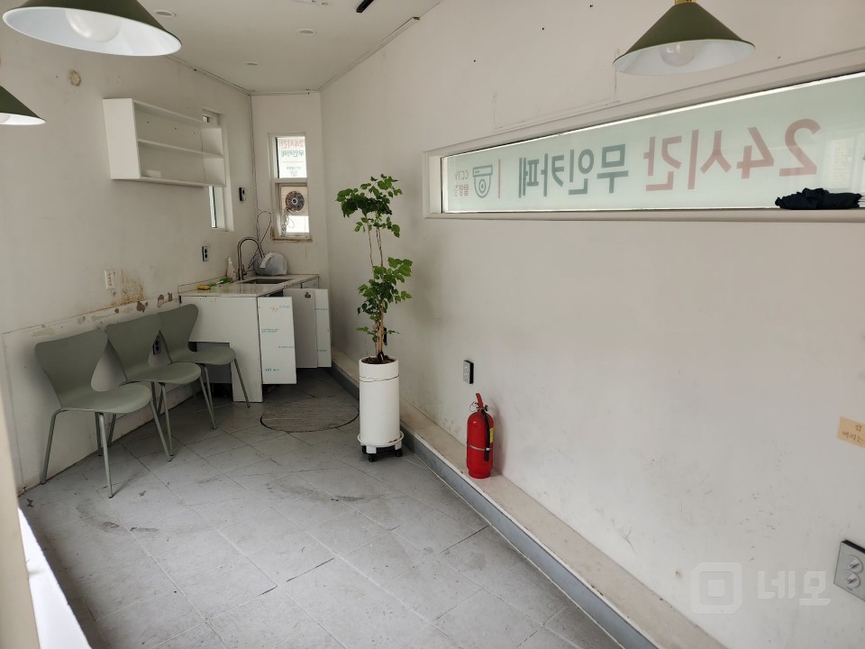 학교앞 작은점포 매물의 2번째 사진