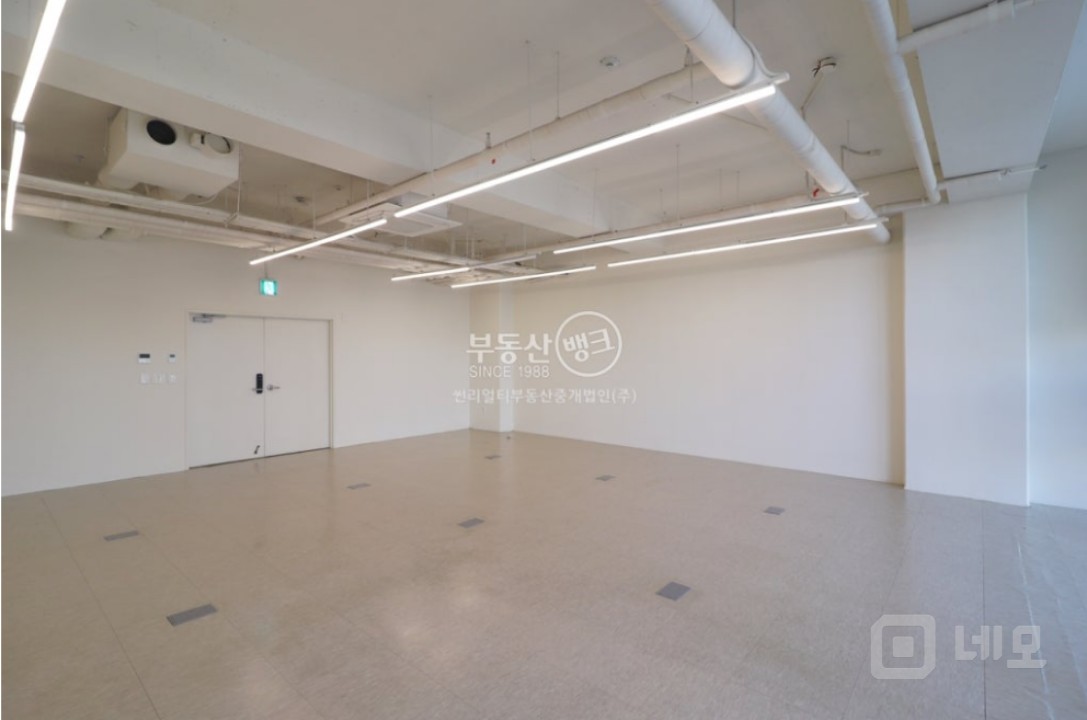 확장 후 약 23평 노출천정 깔끔한 내부 중소형평수 사무실 매물의 1번째 사진