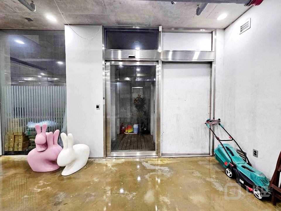 I세븐I 홍대입구역 오피스라인 예쁜건물 지층사무실 선큰구조 매물의 4번째 사진