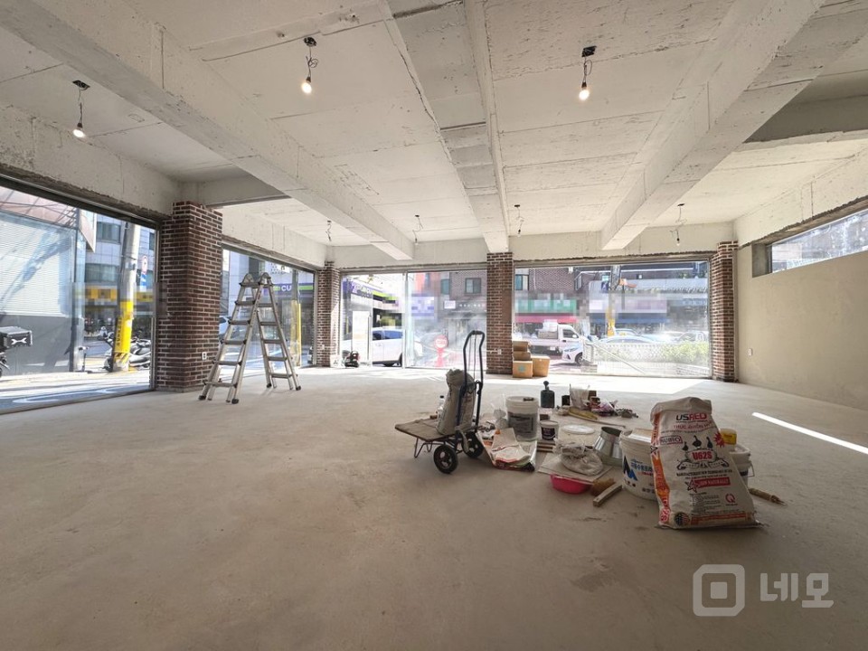 학동역 인근 2면 통창! 무권리! 리모델링 1층 상가 매물! 매물의 2번째 사진