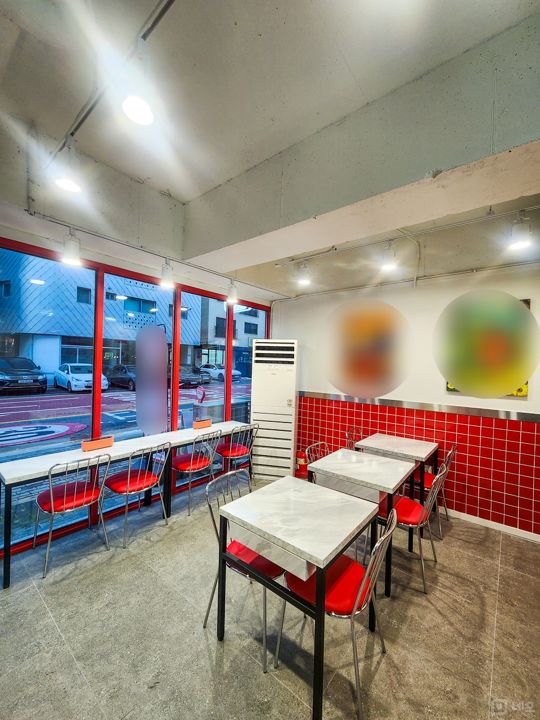 망월동 주거지역 위치, 깔끔한 인테리어, 주방 시설 완비된 분식집 매물의 4번째 사진