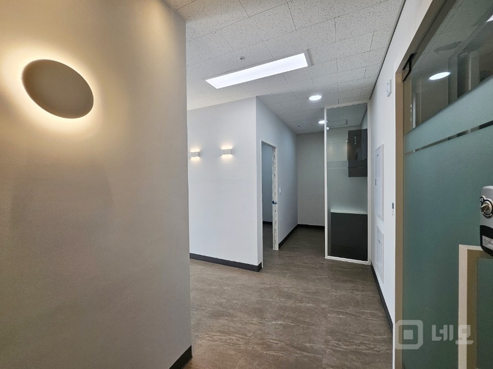 ⭐ 초역세권 사무실. 룸2개 풀인테리어 완료. 공용공간 굳 ⭐ 매물의 4번째 사진
