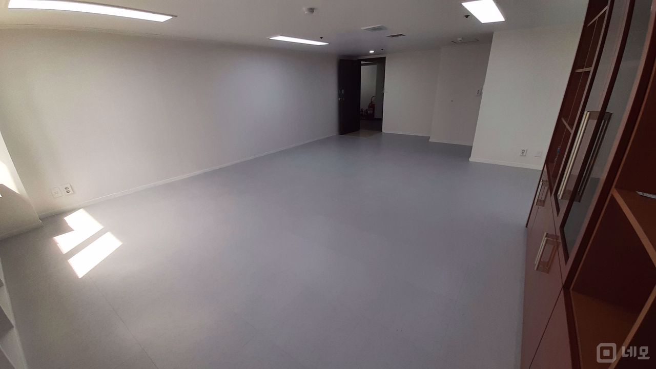 화이트톤의 깔끔하고 깨끗한, 수납공간이 많은 사무실입니다. 매물의 7번째 사진