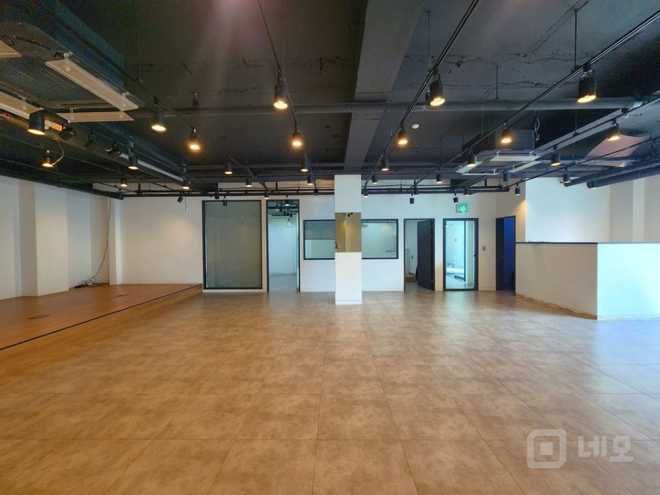 브랜드·스튜디오·교육시설 모두 어울리는 망원 핵심 입지 매물의 4번째 사진