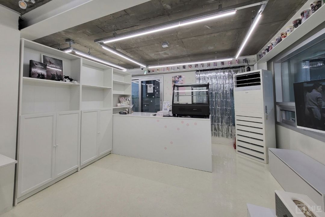 홍대입구역 도보5분 무권리에 가까운 장사 잘되는 카페 매물의 2번째 사진