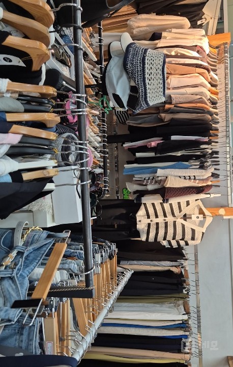 리센츠상가 내에서 10년동안 건재하고 있는 몇 안되는 의류점입니다.*♡* 매물의 7번째 사진