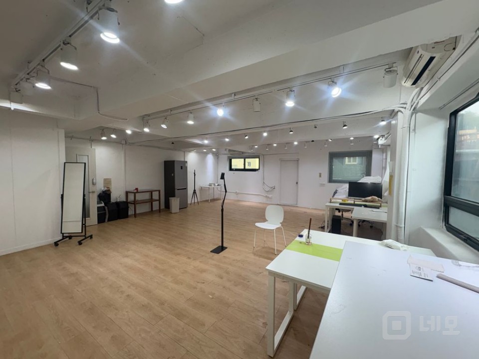 신사역3분 화이트노출천장 레일조명 깔끔가성비사무실 매물의 5번째 사진