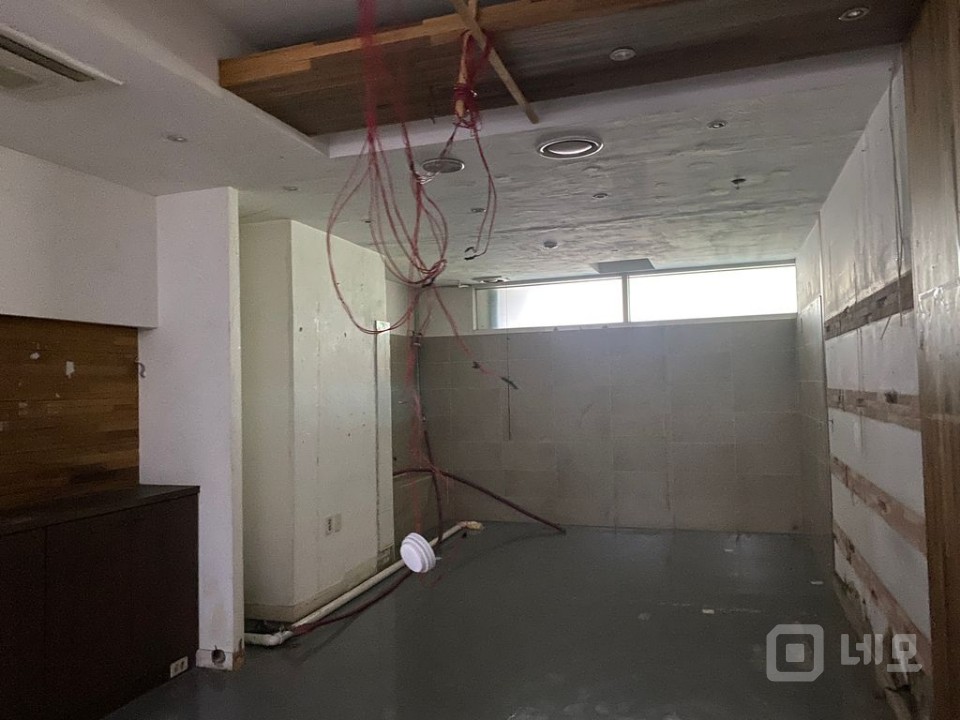홍대정문앞 1층 소형상가 무권리입니다. 매물의 1번째 사진