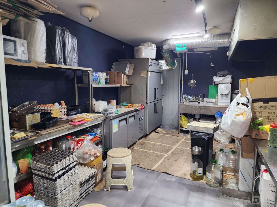 관리가 우수한 신축 건물, 창천동 점포 매물의 4번째 사진