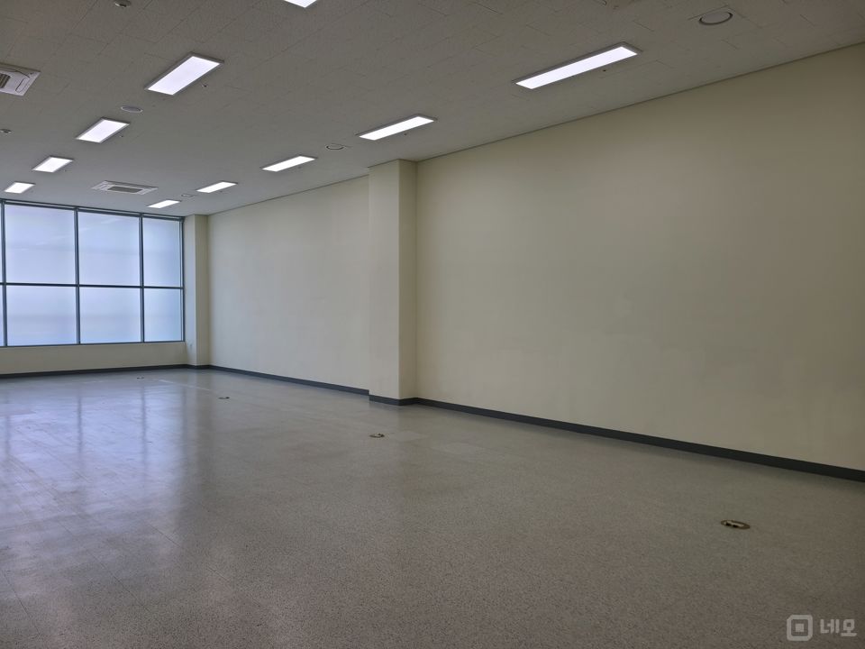 대로변 코너, 심곡천 및 중봉로교차로 인근에 위치한 8층 청라동 공실 매물의 4번째 사진