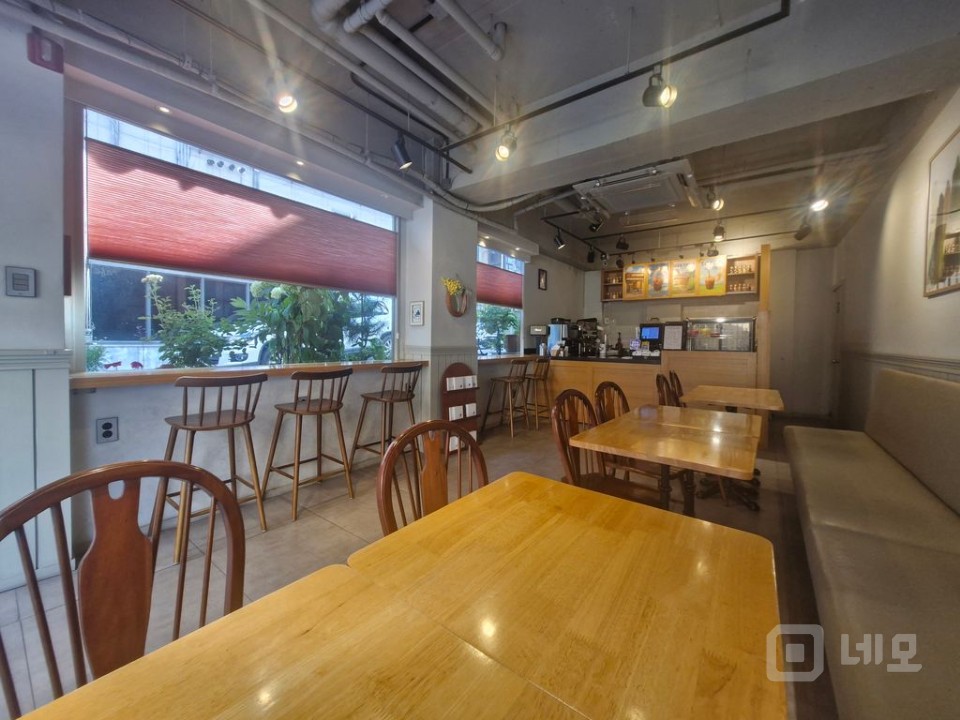☕ 반포동 감성 카페 창업 기회! 권리양도 (가시성 우수한 코너 상가) 매물의 3번째 사진
