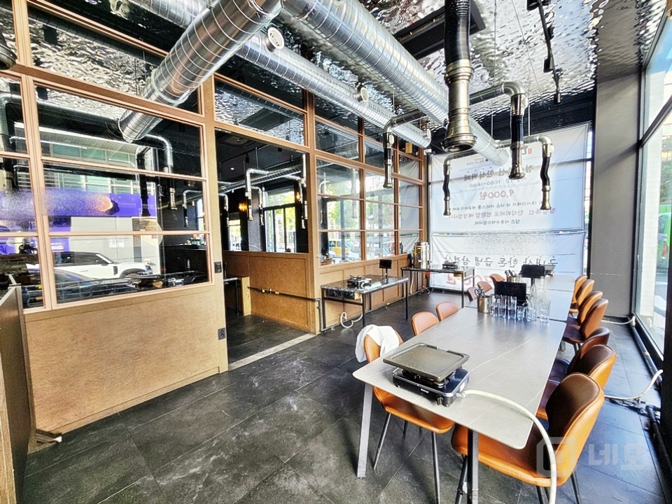 JS 홍대입구역 사거리 인근 대로변 대형 1층 상가임대 매물의 7번째 사진