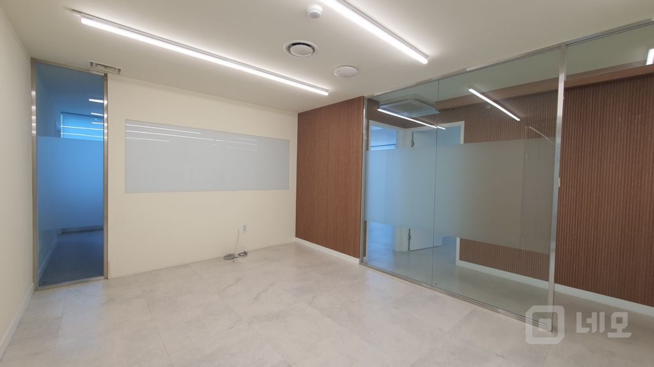6 room 깨끗한 인테리어 갖춘 사무실 매물의 6번째 사진