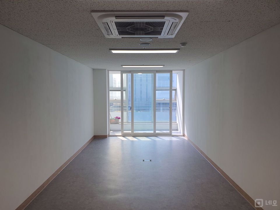 최근 리모델링 완료한 인테리어 사무실 즉시입주 가능 매물의 2번째 사진
