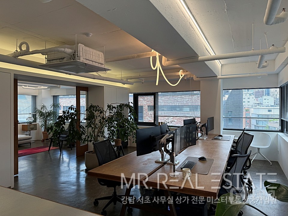 내부 인테리어 최상, 오픈형 천장, 누구나 사용하고 싶은 사무실 매물의 12번째 사진