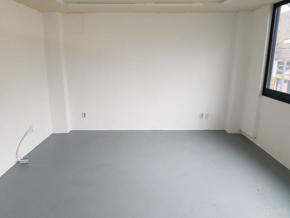 대학가 상권에 위치한 2층 상가 임대 매물의 1번째 사진