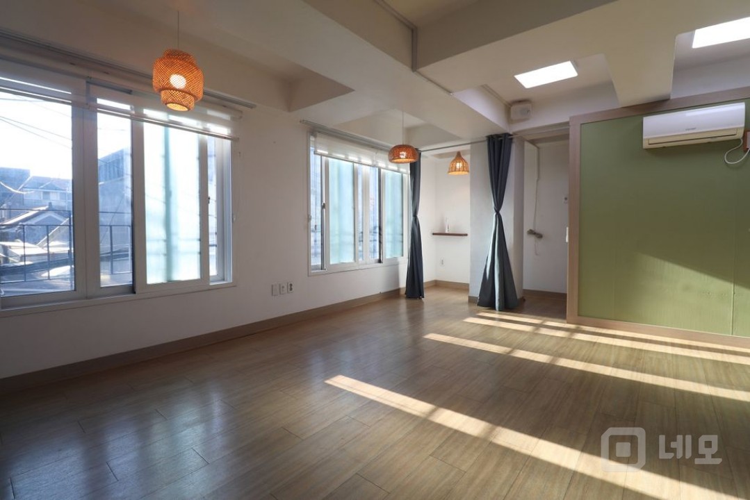 홍대 연남동 풍부한 자연광 작업실 사무실(바닥난방) 매물의 1번째 사진