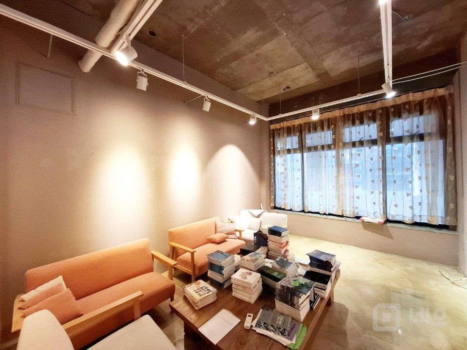 [홍대입구역 인근] 1층 대형 상가 — 갤러리·브랜드숍 최적 입지! 매물의 10번째 사진