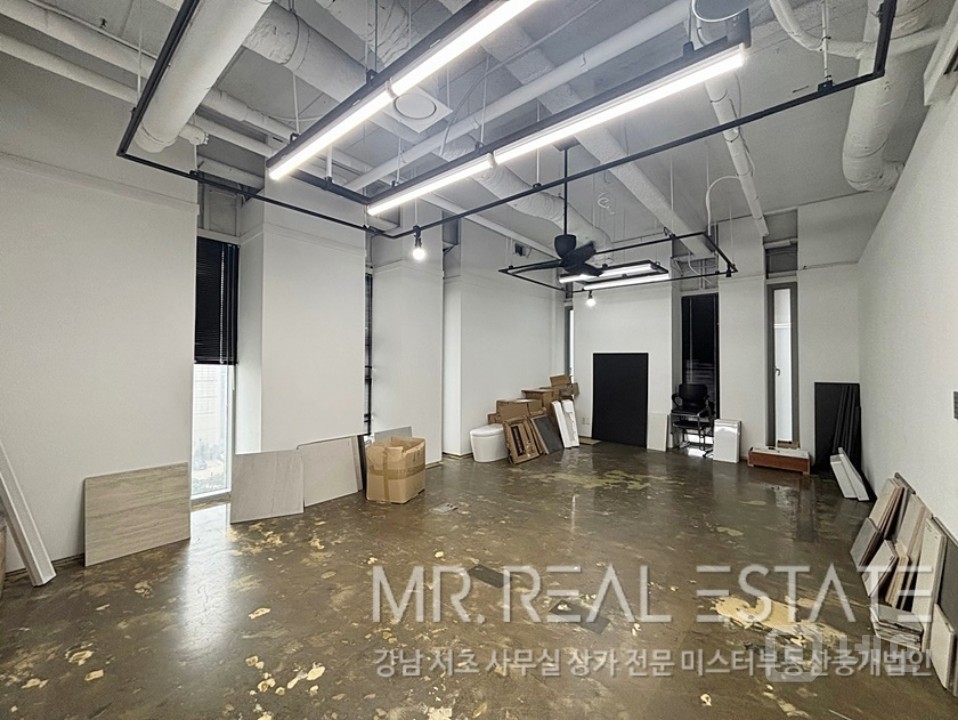 실사진 학동역1분 주차4대 룸9개 S급인테리어 대로변 무권리 매물의 10번째 사진