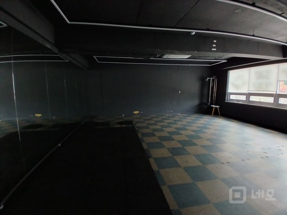 대단지 앞 35평, 널찍한 현관 구조에 냉난방 시설 완비, 깔끔한 건물 매물의 1번째 사진