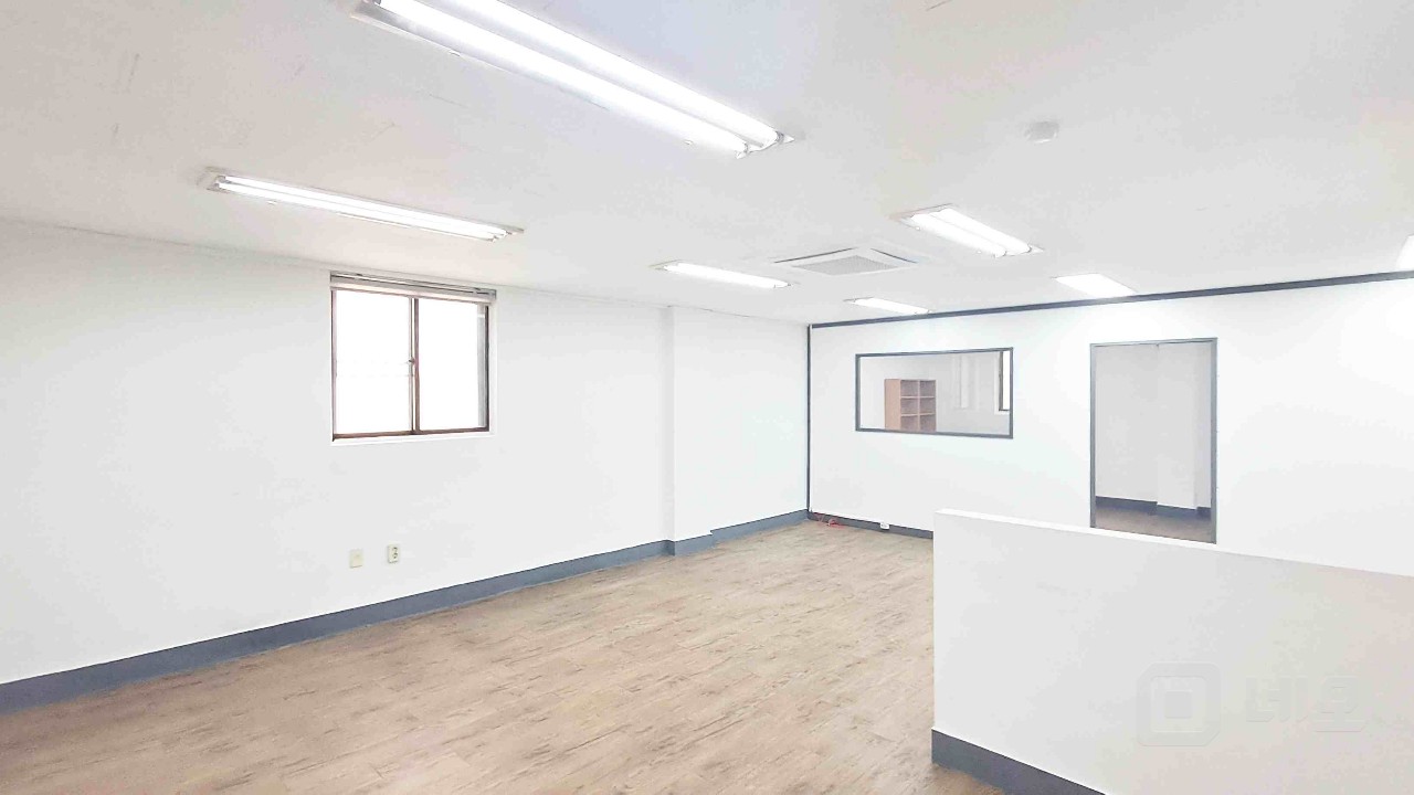 🏙️ [홍대입구역 인근] 합리적 임대료 & 주차 가능! 매물의 2번째 사진