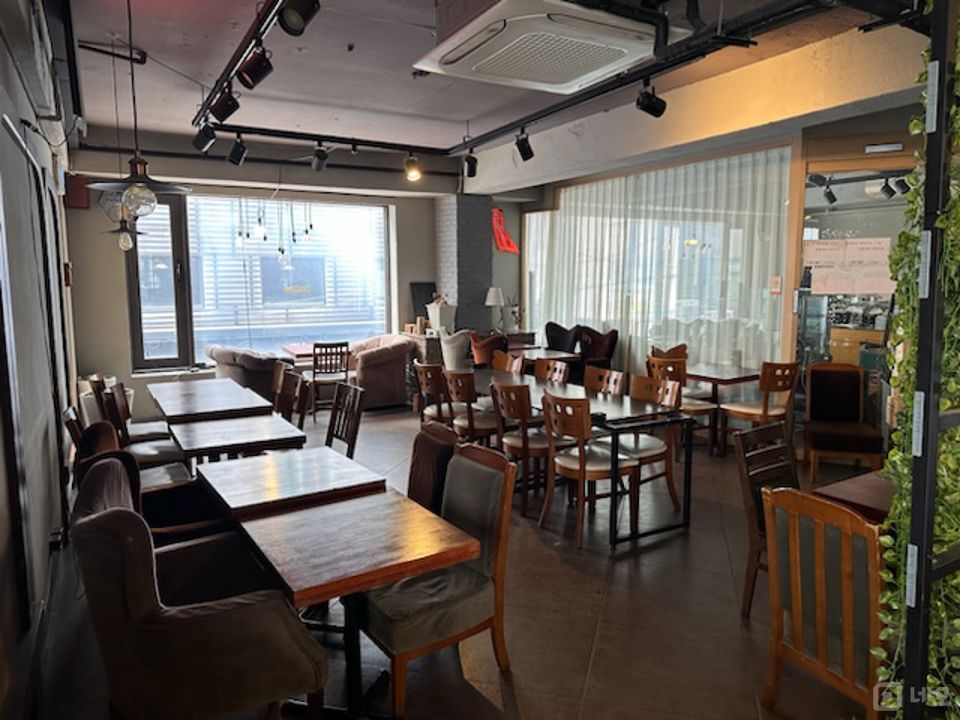 한양대 메인상권 위치, 유동인구 풍부한 행당동 2층 카페앤펍 매물의 3번째 사진