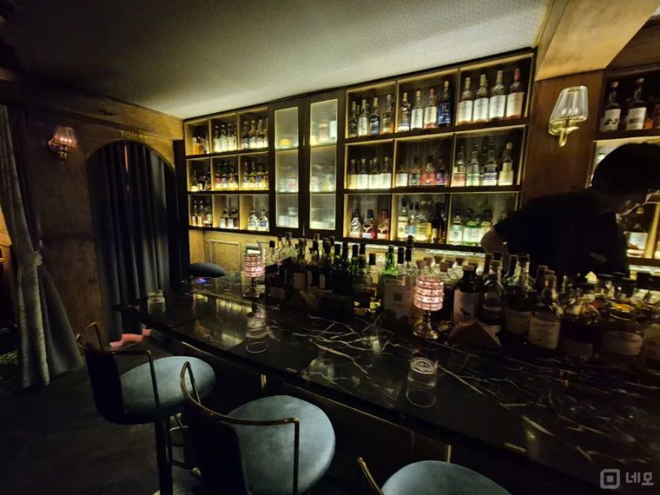 홍대입구역 도보 2분 역세권 반지층 바 매물의 1번째 사진