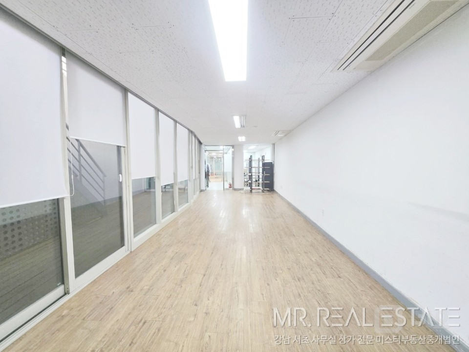교대역30초.초가성비사무실.냉난방기有.외관디자인우수 매물의 3번째 사진