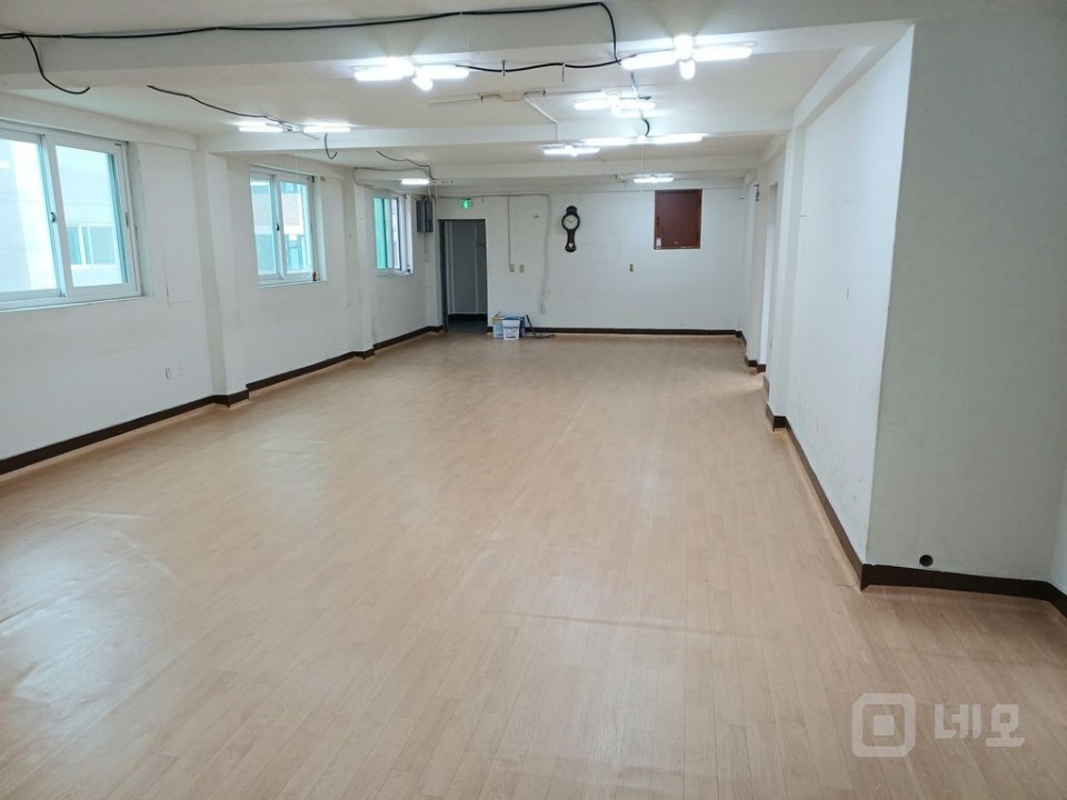 깔끔하게 수리된 사무실,남녀구분 깔끔한 화장실,베란다 있음.먹골역 5분. 매물의 4번째 사진