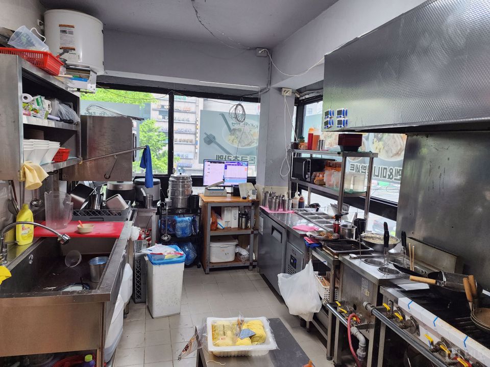 서울대입구역 초역세권, 유동인구 많은 대로변 위치한 라멘 전문점 매물의 5번째 사진