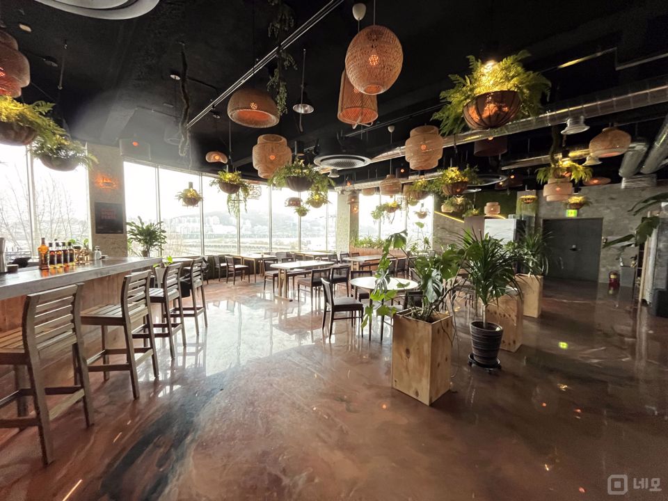 전경좋은 한강뷰, 인테리어 완비된 천호동 4층 바 매물의 1번째 사진