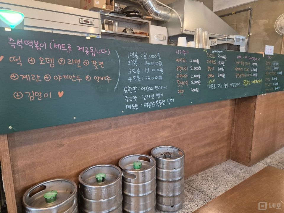 마곡동 아파트 상가, 깔끔한 인테리어 떡볶이점 매물의 4번째 사진