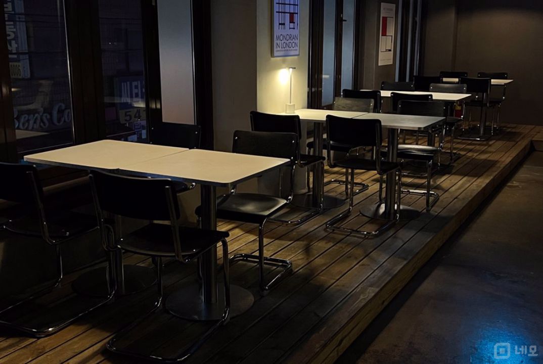 유동 인구 많은,  신사동 가로수길 2층 음식점 매물의 2번째 사진