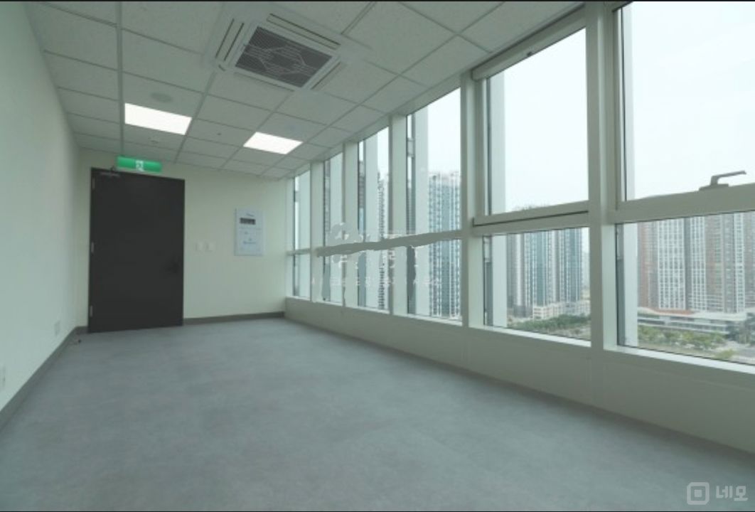 오피스 2면이  탁트인 전망 좋은 소형 오피스 매물의 5번째 사진