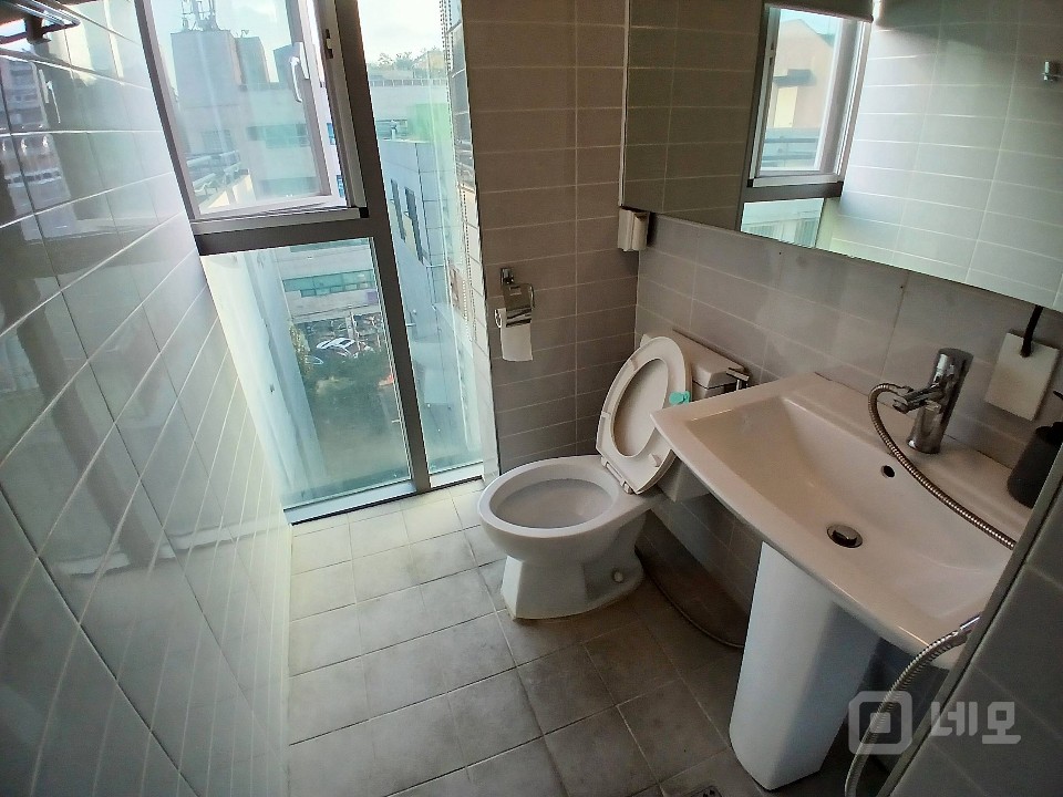 홍대입구역 15분 거리 신축급 조용한 주변의 고급 사무실 매물의 10번째 사진