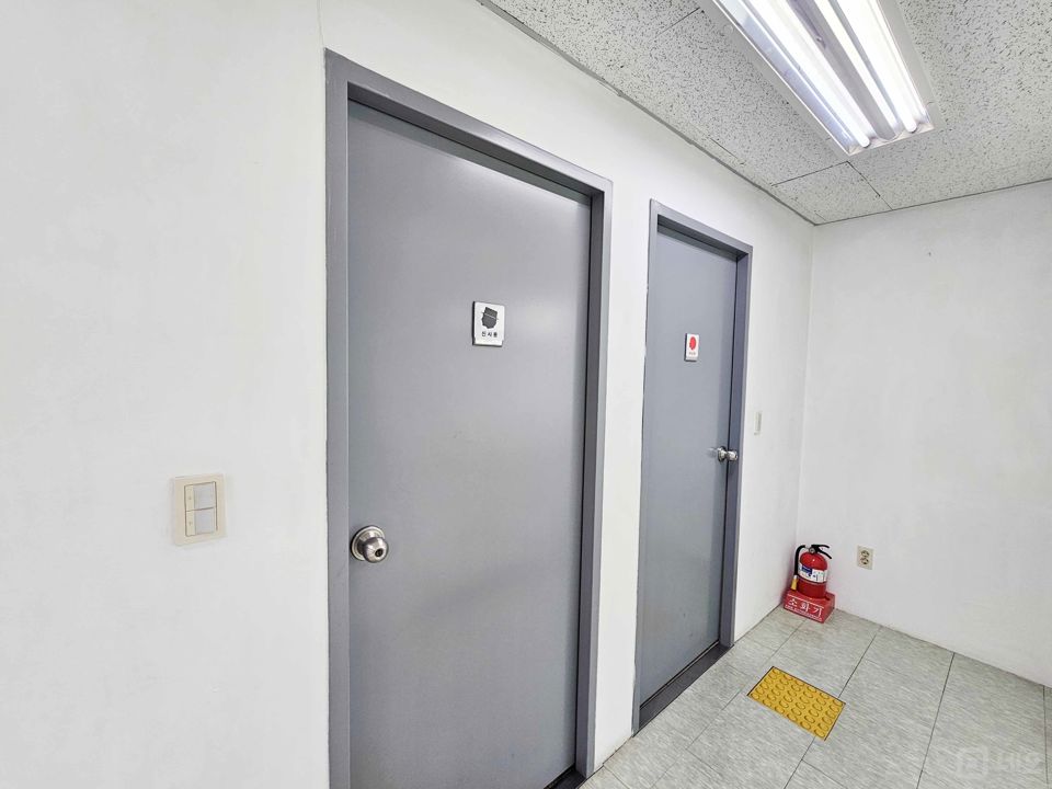 I세븐I 홍대입구역5분 깔끔한 컨디션 바로업무가능 내부룸 주차0 매물의 8번째 사진