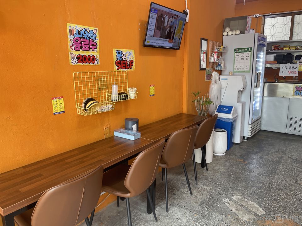 신정동 깔끔한 시설, 가성비 훌륭한 분식점 매물의 2번째 사진