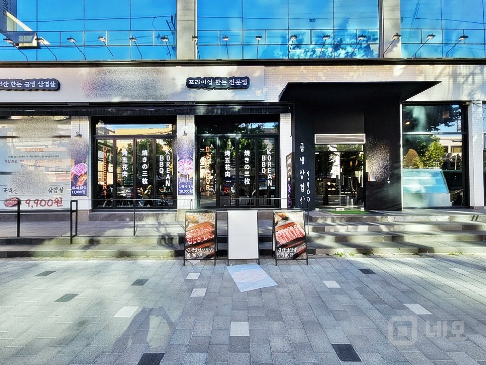 JS 홍대입구역 사거리 인근 대로변 대형 1층 상가임대 매물의 1번째 사진