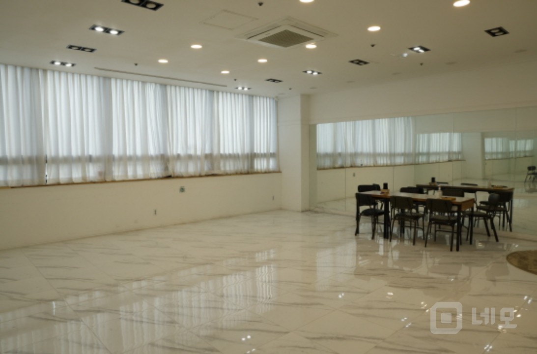깔끔한 인테리어에 넒은공간을 활용할수 있는 건물입니다. 매물의 1번째 사진