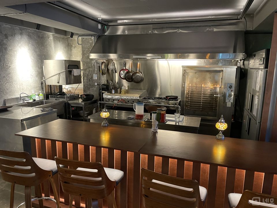 샤로수길 상권과 코너에 위치해 접근성과 가시성이 좋은 상가 매물의 2번째 사진