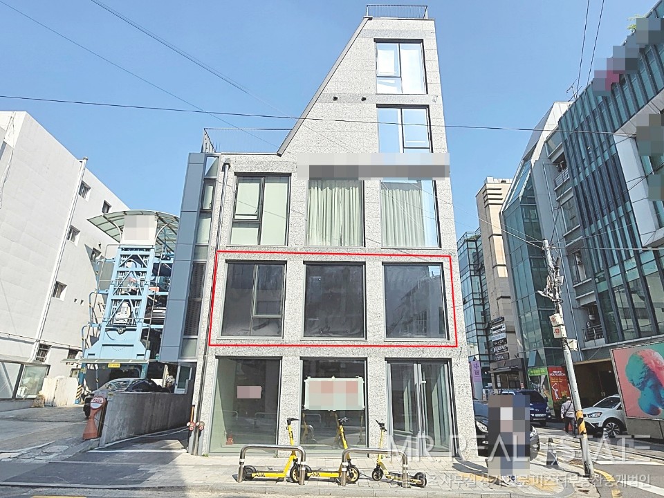 압구정로데오.노출최고.신축.사거리빌딩.업종제한없음 매물의 1번째 사진
