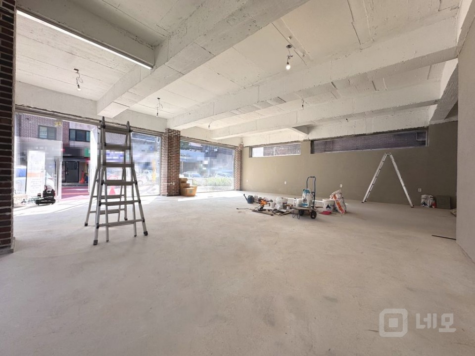 학동역 인근 2면 통창! 무권리! 리모델링 1층 상가 매물! 매물의 5번째 사진