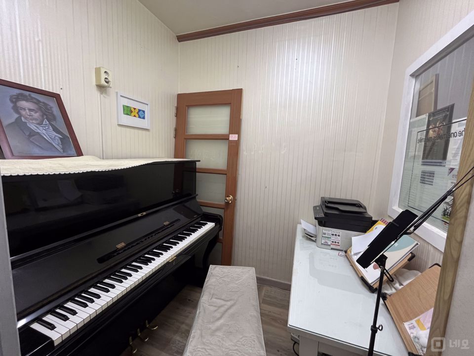 신정동, 월세 저렴한 목일중학교 후문 앞 대단지아파트 내 입점 2층 학원 매물의 4번째 사진