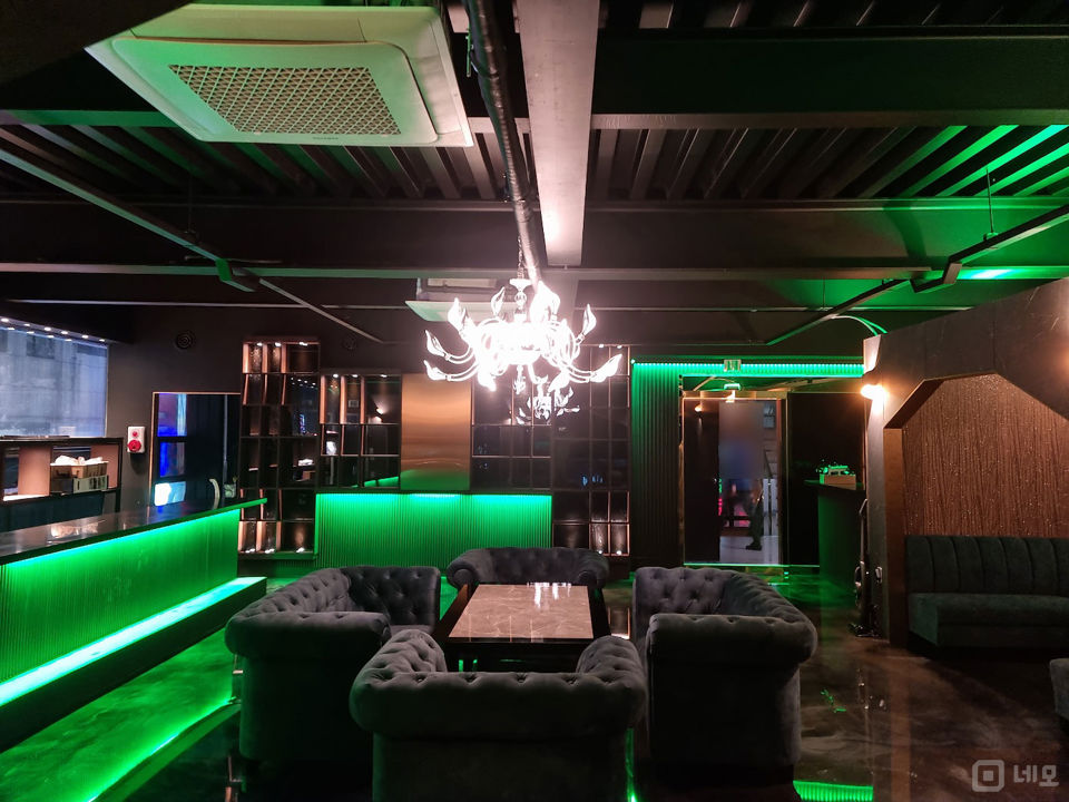 인덕원역 역세권, 인테리어 완비된 관양동 3층 BAR 매물의 1번째 사진