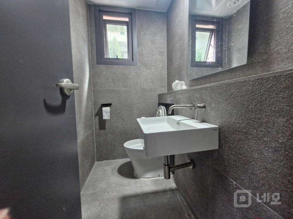 역삼동 핵심상권 1층 상가! 신논현역 인접 · 젊은층 핫플 입지 매물의 4번째 사진