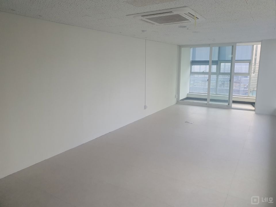 바닥 인테리어 완비된 채광좋은 사무실 스튜디오 뷰티 추천 매물의 2번째 사진