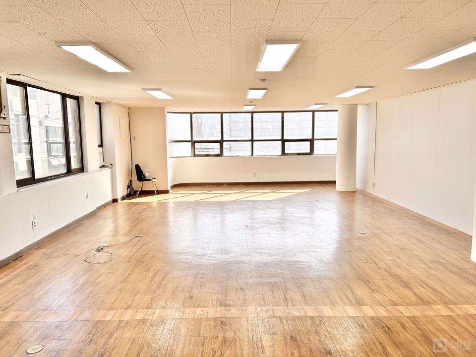 # 대로변/ 실 40평/ 엘리베이터/ 1층 관리실/ 중앙난방 매물의 1번째 사진