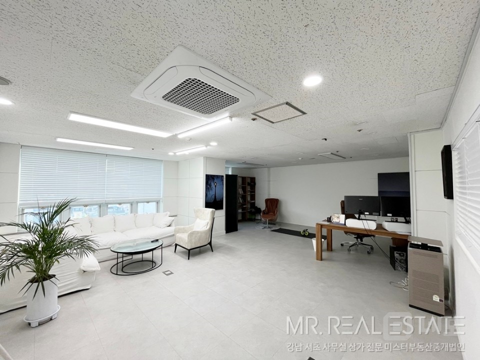 선정릉대로변초역세권 단독층 자주식주차 무권리화이트톤 홀+룸3+탕비 매물의 2번째 사진