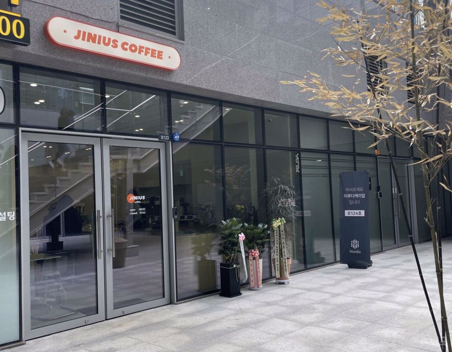 독산역 역세권, 지식산업센터 상가층 위치, 고급스러운 인테리어 카페 매물의 5번째 사진